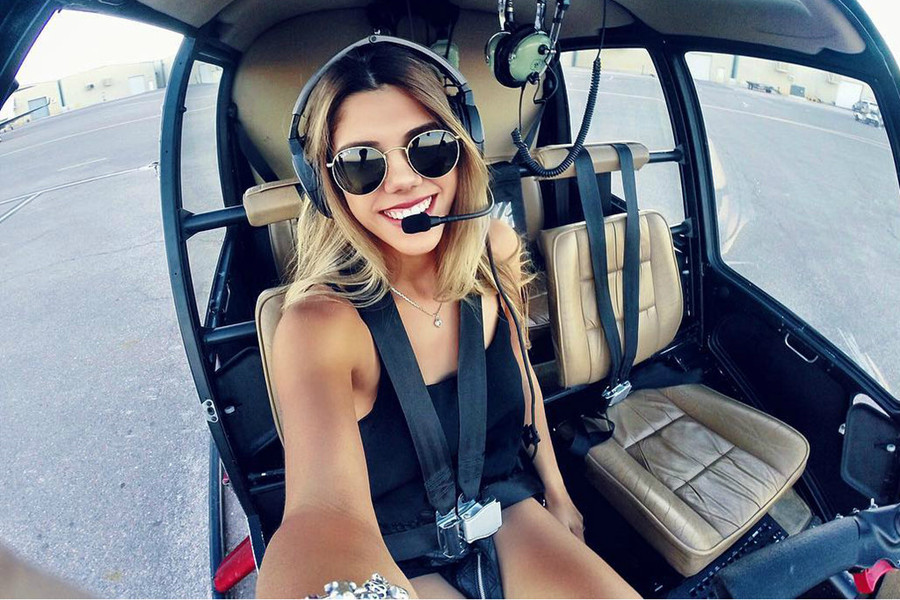 Luana Torres (27 tuổi, Brazil) được dân mạng ưu ái gọi là “nữ phi công gợi cảm nhất thế giới”. Nhờ anh trai là phi công truyền cảm hứng, 9X tốt nghiệp đại học ngành Kinh tế quyết tâm theo đuổi ước mơ chinh phục bầu trời. Tháng 7/2016, Luana thực hiện chuyến bay xuyên quốc gia đầu tiên với vai trò phi công. Đến nay, 9X đã lái trực thăng bay qua vùng trời của 28 quốc gia. Ảnh: Instagram NV.