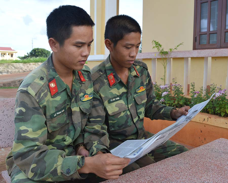  Lê Đức Vương và Lê Thanh Sơn cùng nhau đọc báo. Ảnh: A.H