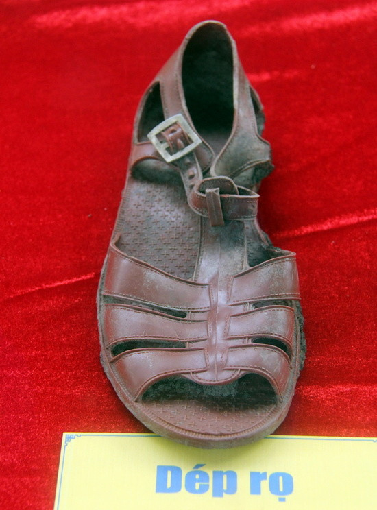  Dép rọ bằng nhựa còn khá mới và nguyên vẹn dù thời gian đã trôi qua gần nửa thể kỷ.