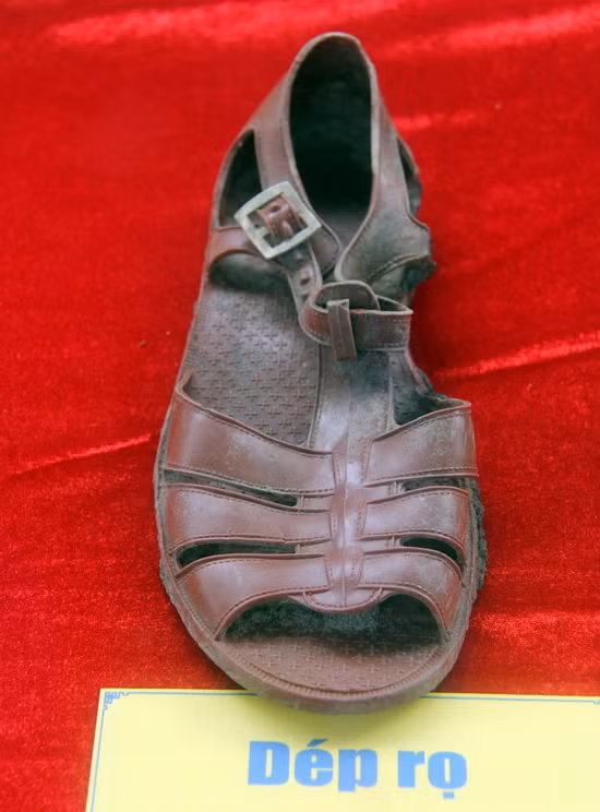  Dép rọ bằng nhựa còn khá mới và nguyên vẹn dù thời gian đã trôi qua gần nửa thể kỷ.