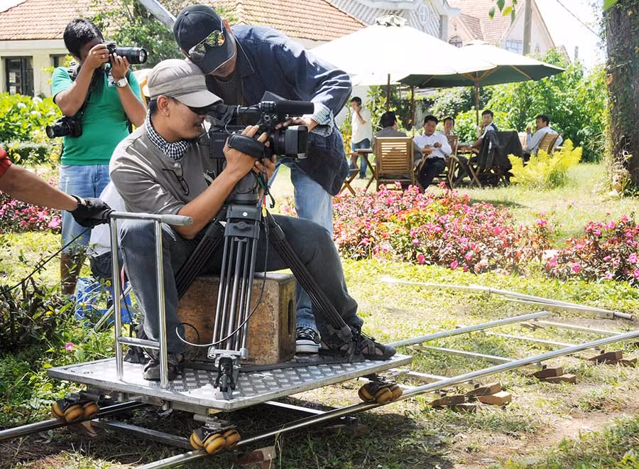  Nhà quay phim Khôi Nguyên đang quay một bộ phim ở Đà Lạt. Ảnh: N.H.T