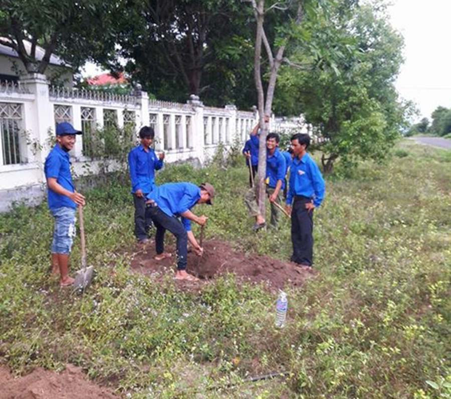  Các đoàn viên thanh niên đang trồng cây dọc tuyến đường khu trung tâm huyện. Ảnh: Hoàng Hiền