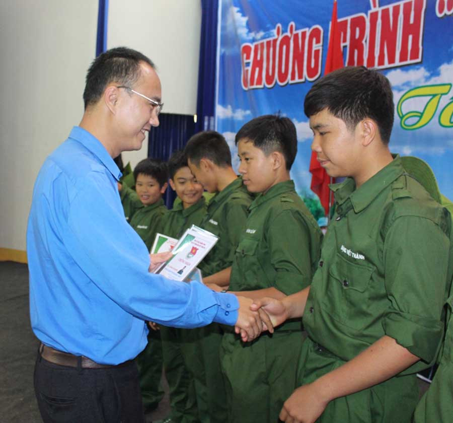 Anh Phan Hồ Giang-Phó Bí thư Tỉnh Đoàn trao giấy chứng nhận cho các học viên. Ảnh: P.L Anh Phan Hồ Giang-Phó Bí thư Tỉnh Đoàn trao giấy chứng nhận cho các học viên. Ảnh: P.L