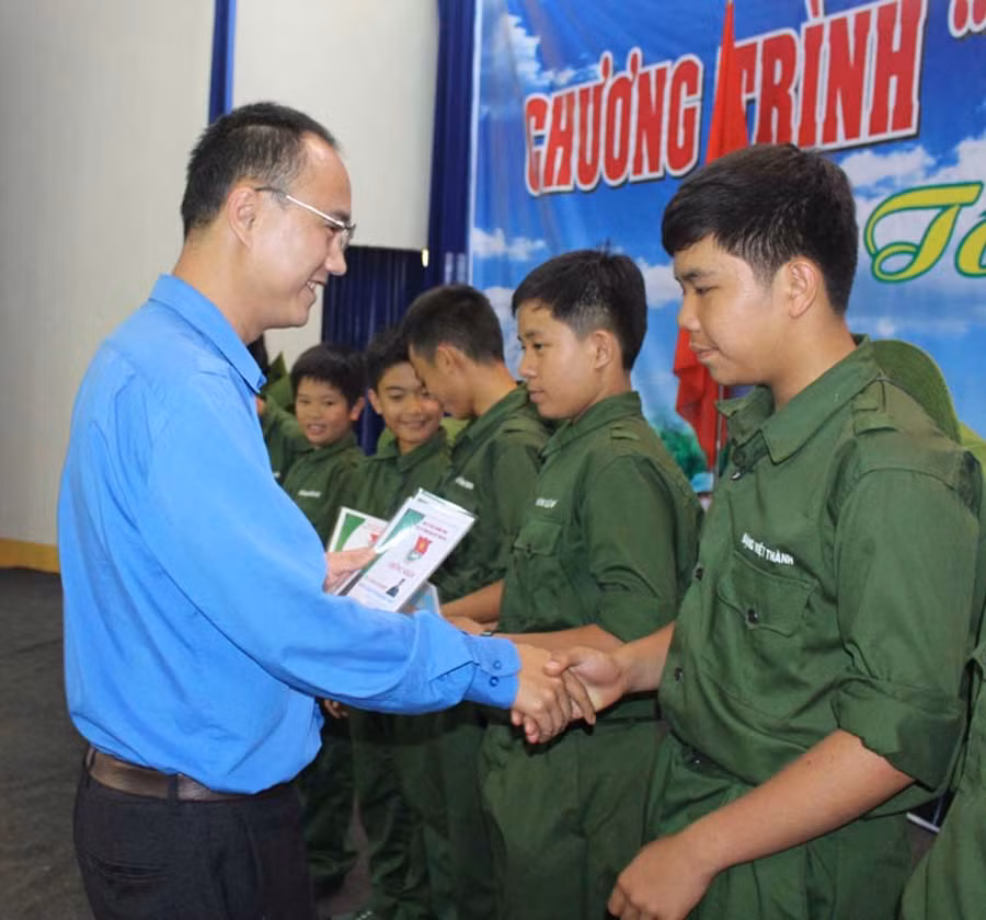  Anh Phan Hồ Giang-Phó Bí thư Tỉnh Đoàn trao giấy chứng nhận cho các học viên. Ảnh: P.L