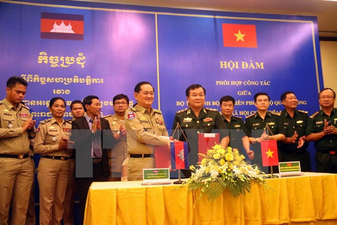 Ký thỏa thuận tăng cường phối hợp các công tác trên biên giới giữa Việt Nam và Campuchia. Ký thỏa thuận tăng cường phối hợp các công tác trên biên giới giữa Việt Nam và Campuchia.