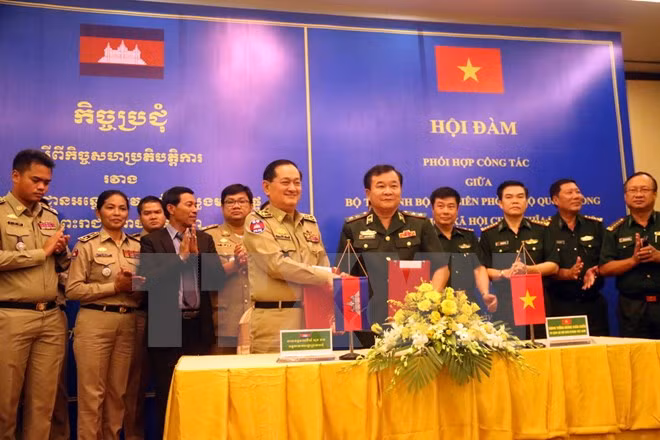 Ký thỏa thuận tăng cường phối hợp các công tác trên biên giới giữa Việt Nam và Campuchia. Ký thỏa thuận tăng cường phối hợp các công tác trên biên giới giữa Việt Nam và Campuchia.