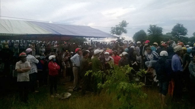 Người dân hiếu kỳ xem cơ quan chức năng khám nghiệm hiện trường