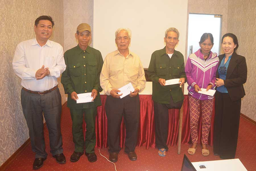 Đồng chí Kpă Thuyên-Phó Chủ tịch UBND tỉnh tặng quà cho người có công tiêu biểu. Ảnh: Đ.Y