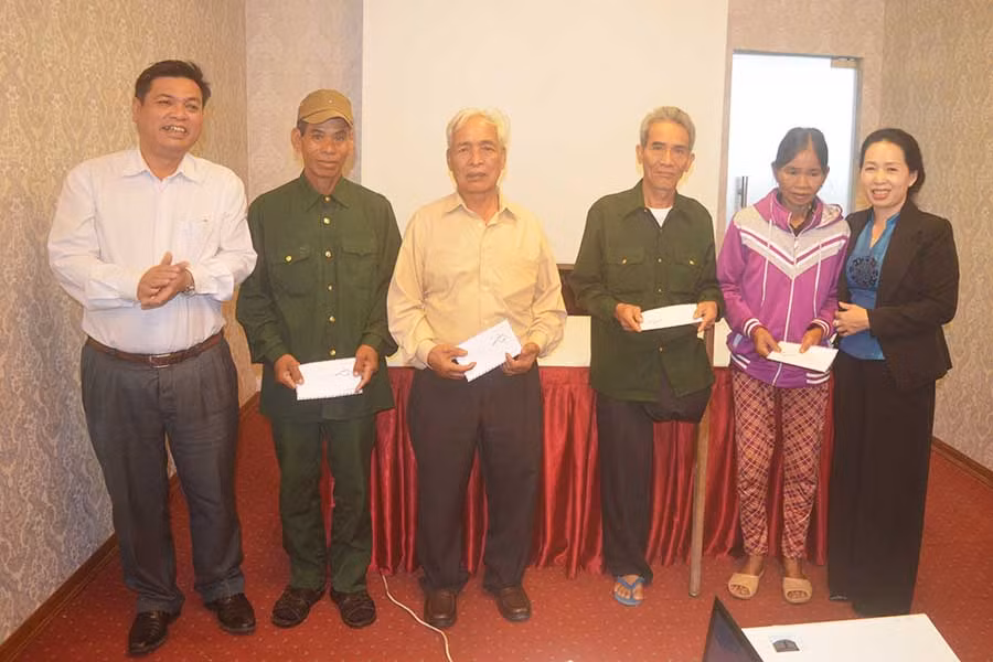 Đồng chí Kpă Thuyên-Phó Chủ tịch UBND tỉnh tặng quà cho người có công tiêu biểu. Ảnh: Đ.Y