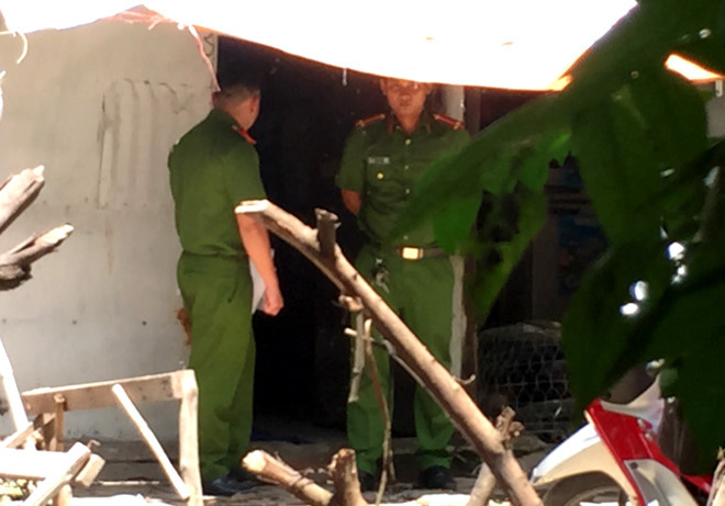 Công an khám nghiệm bên trong hiện trường. Công an khám nghiệm bên trong hiện trường.
