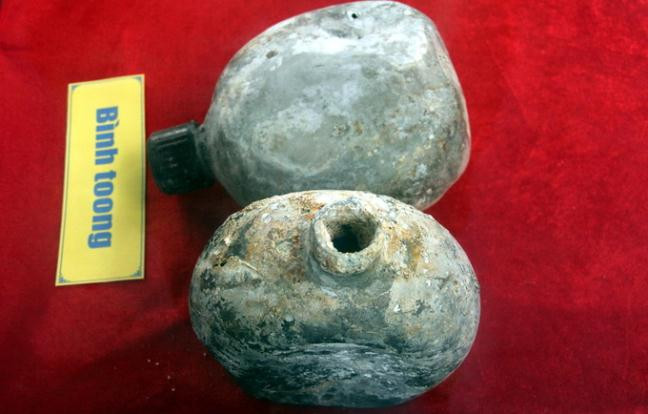 Hai bình toong đựng nước do Trung Quốc sản xuất.