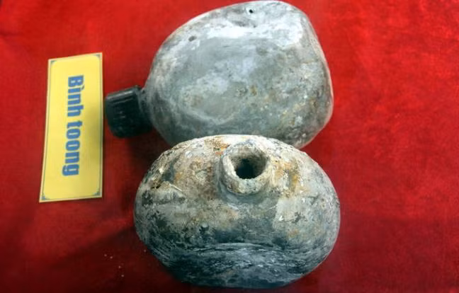 Hai bình toong đựng nước do Trung Quốc sản xuất.