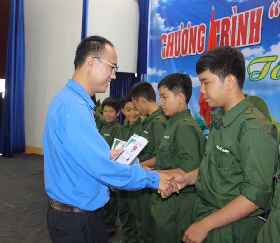 Đồng chí Phan Hồ Giang-Phó Bí thư Tỉnh Đoàn trao giấy chứng nhận cho các học viên. Ảnh: Phan Lài