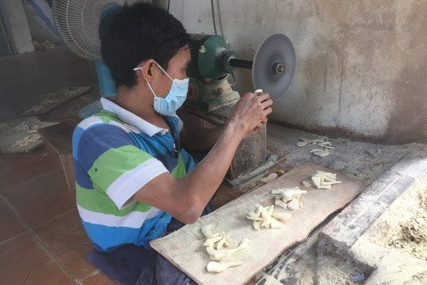 Anh Út đang chế tác tranh. Mỗi nhúm gỗ trên tấm ván là một bức tranh. Anh Út đang chế tác tranh. Mỗi nhúm gỗ trên tấm ván là một bức tranh.