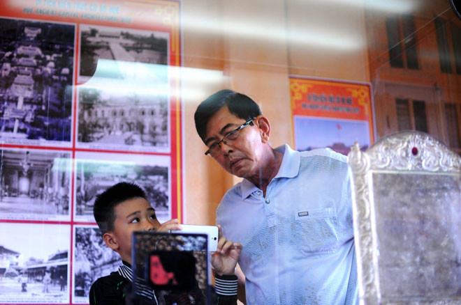  Du khách thích thú với các bảo vật triều Nguyễn