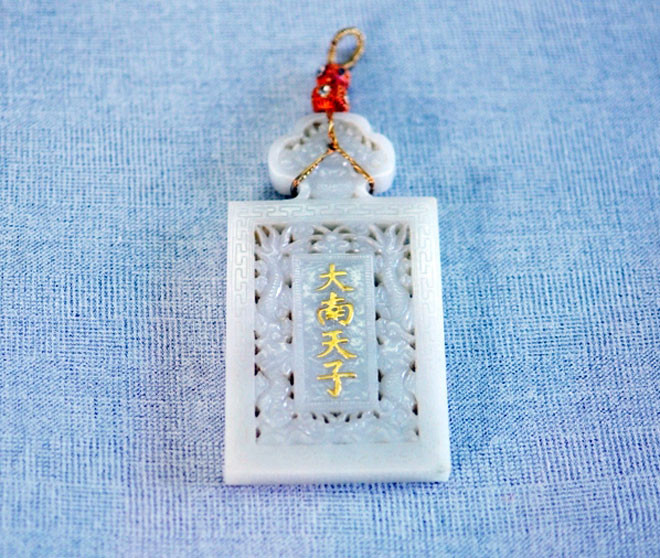 Thẻ bài ngọc của Vua Khải Định với bốn chữ Hán khắc nổi nạm vàng “Đại Nam thiên tử”