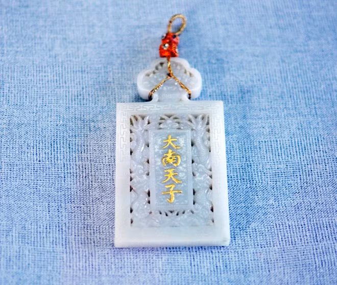 Thẻ bài ngọc của Vua Khải Định với bốn chữ Hán khắc nổi nạm vàng “Đại Nam thiên tử”