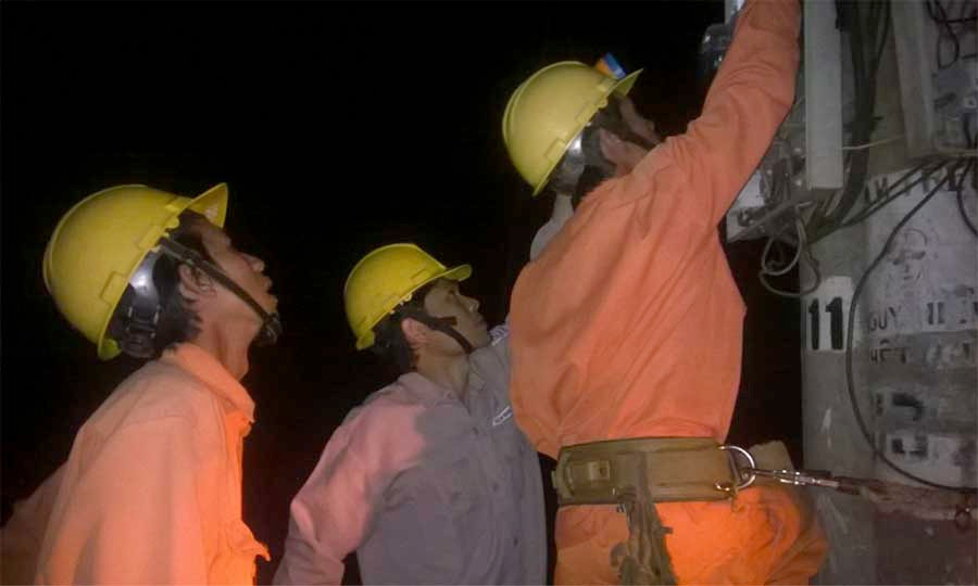 Tăng cường kiểm tra vi phạm sử dụng điện vào ban đêm. Ảnh: Hà Duy  Tăng cường kiểm tra vi phạm sử dụng điện vào ban đêm. Ảnh: Hà Duy