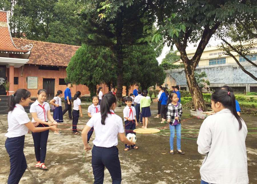 Thanh thiếu nhi tham gia các trò chơi dân gian hấp dẫn. Ảnh: Ngọc Thu Thanh thiếu nhi tham gia các trò chơi dân gian hấp dẫn. Ảnh: Ngọc Thu
