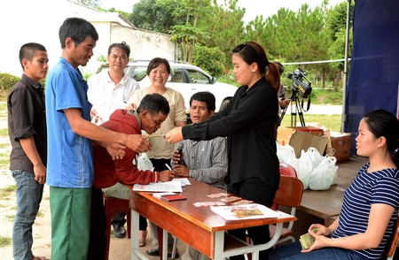 Chi trả tiền dịch vụ môi trường rừng cho người dân xã Hà Tây tham gia bảo vệ rừng. Ảnh: M.N