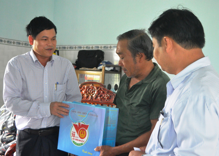 Đồng chí Trưởng ban Tổ chức Tỉnh ủy trao quà cho gia đình chính sách. Ảnh: Trần Dung