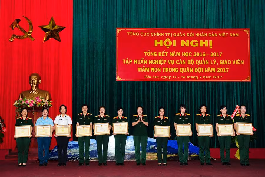 Tặng bằng khen cho các tập thể, cá nhân. Ảnh: Anh HUy