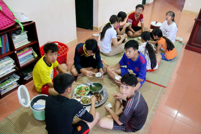 Bữa cơm chiều ấm cúng trong gia đình chị Lò Thị Tím