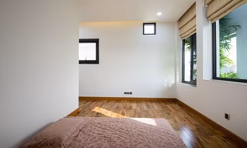 Góc phòng ngủ tràn ngập ánh sáng và năng lượng từ thiên nhiên.