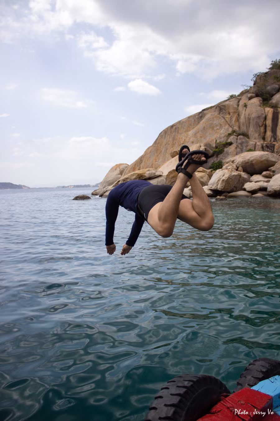 Những điểm du lịch không thể bỏ qua khi đến Bình Hưng là bãi Kinh, hải đăng Hòn Chút, bãi Nước Ngọt, bãi Chuối, bãi đá Trứng...