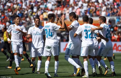 Các cầu thủ Real ăn mừng bàn gỡ hòa (Ảnh: Getty).