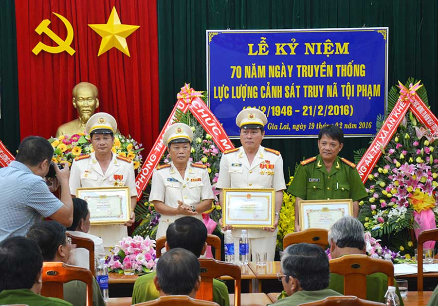 Đại tá Trần Quang Huy-Trưởng phòng Cảnh sát Truy nã Tội phạm Công an tỉnh (người ngoài cùng bên trái) nhận bằng khen của Tổng cục Cảnh sát. Ảnh: L.A