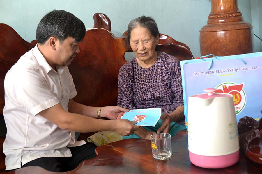  Ông Đặng Phan Chung trao tặng quà cho bà Đào Thị Mai, là thân nhân liệt sĩ trú tại tổ 6, thị trấn Kbang. Ảnh: Lê Hòa
