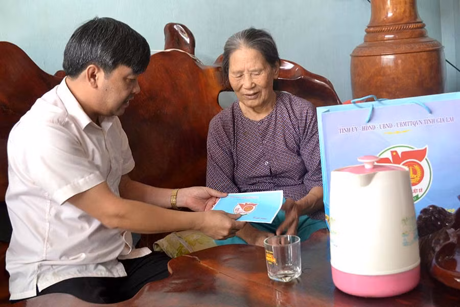  Ông Đặng Phan Chung trao tặng quà cho bà Đào Thị Mai, là thân nhân liệt sĩ trú tại tổ 6, thị trấn Kbang. Ảnh: Lê Hòa