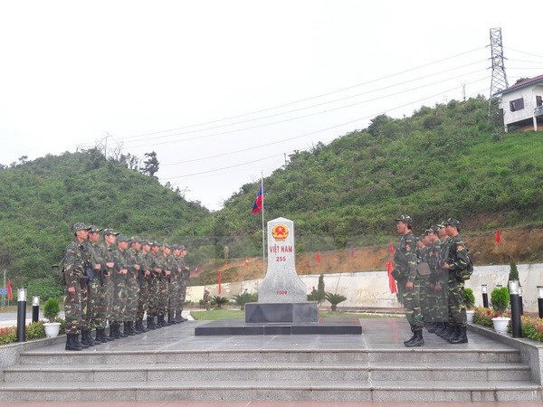 Biên phòng cửa khẩu Lóng Sập (Bộ đội Biên phòng tỉnh Sơn La, Việt Nam) và lực lượng thuộc Đại đội Biên phòng 214 (Bộ Chỉ huy Quân sự tỉnh Hua Phan, Lào) làm thủ tục trước khi tuần tra chung