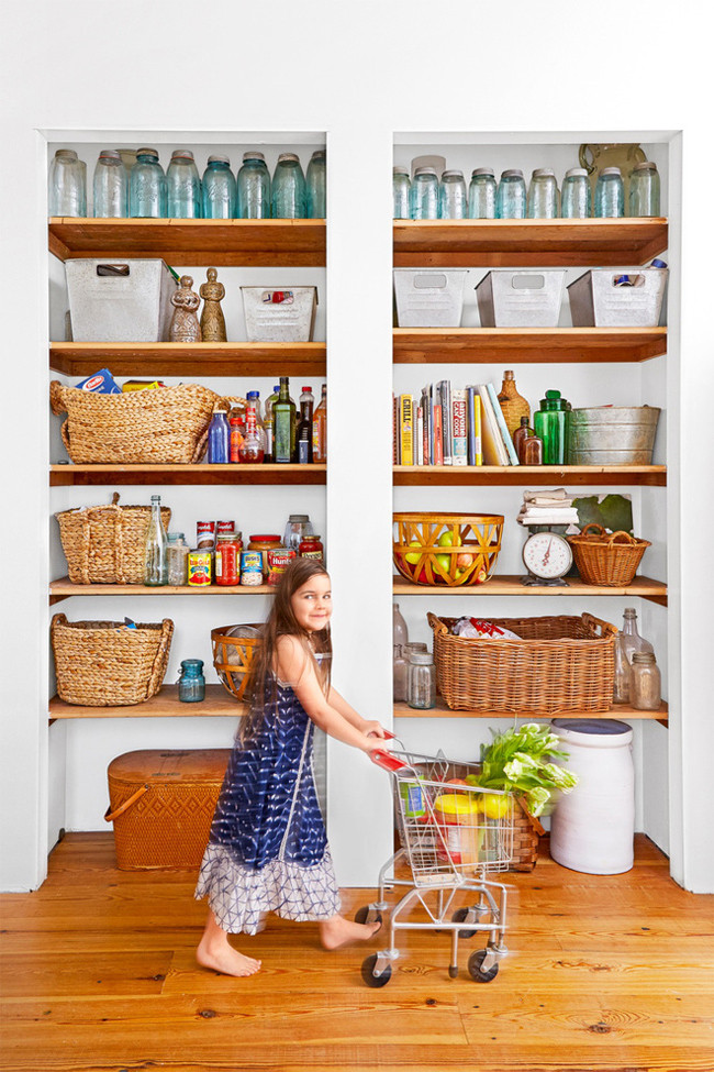 Diện tích không quá lớn nên gia chủ thường tận dụng mọi không gian trống trong nhà. Bức tường này được thiết kế làm một kệ để đồ tiện lợi, gọn gàng. Diện tích không quá lớn nên gia chủ thường tận dụng mọi không gian trống trong nhà. Bức tường này được thiết kế làm một kệ để đồ tiện lợi, gọn gàng.