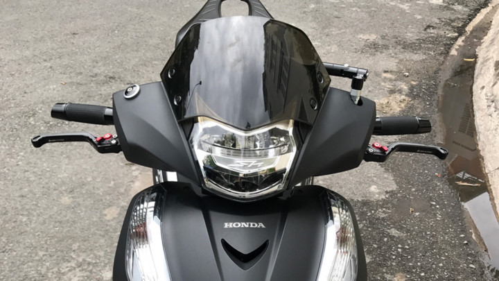 SH 300i nổi bật với cặp tay phanh hiệu Biker cùng gói phụ kiện Rizoma bao gồm cặp bao tay, gù xéo cùng gương chiếu hậu dạng xoay.