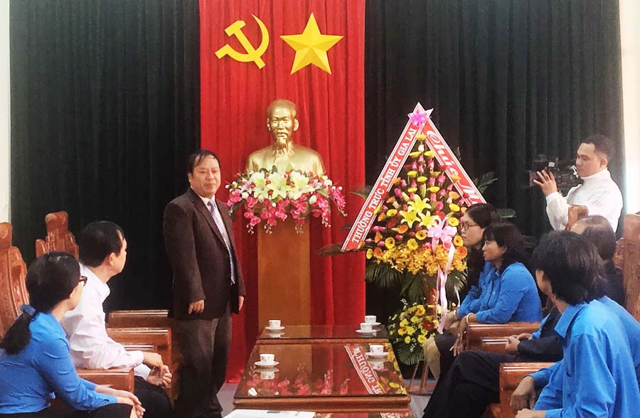 Phó Bí thư Tỉnh ủy Châu Ngọc Tuấn thăm và tặng lẵng hoa chúc mừng Liên đoàn Lao động tỉnh nhân kỷ niệm 88 năm Ngày thành lập Công đoàn Việt Nam. Ảnh: Phương Linh  1 Phó Bí thư Tỉnh ủy Châu Ngọc Tuấn thăm và tặng lẵng hoa chúc mừng Liên đoàn Lao động tỉnh nhân kỷ niệm 88 năm Ngày thành lập Công đoàn Việt Nam. Ảnh: Phương Linh