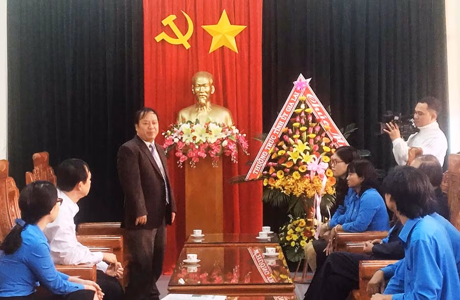  1 Phó Bí thư Tỉnh ủy Châu Ngọc Tuấn thăm và tặng lẵng hoa chúc mừng Liên đoàn Lao động tỉnh nhân kỷ niệm 88 năm Ngày thành lập Công đoàn Việt Nam. Ảnh: Phương Linh