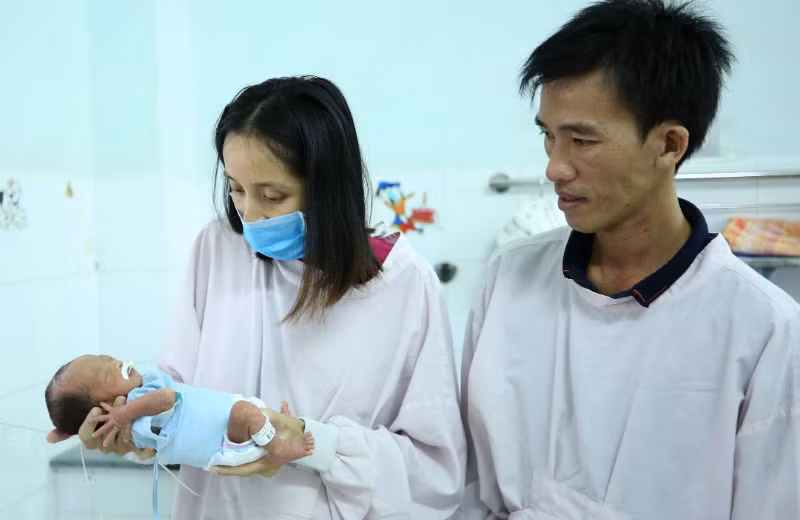 Niềm vui của người mẹ trẻ khi được gặp con trai Niềm vui của người mẹ trẻ khi được gặp con trai