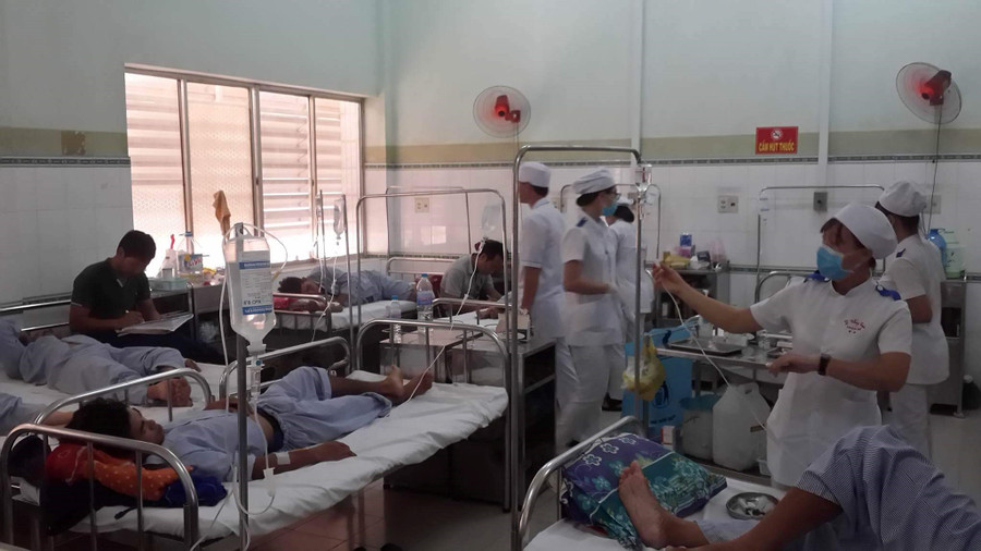 Các nạn nhân đang được cấp cứu tại Bệnh viện Đa khoa Bình Thuận Các nạn nhân đang được cấp cứu tại Bệnh viện đa khoa Bình Thuận