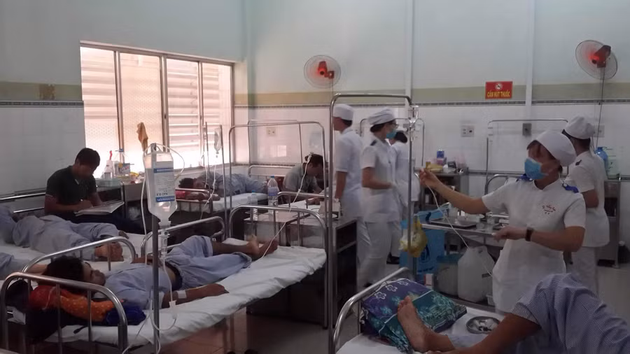 Các nạn nhân đang được cấp cứu tại Bệnh viện đa khoa Bình Thuận