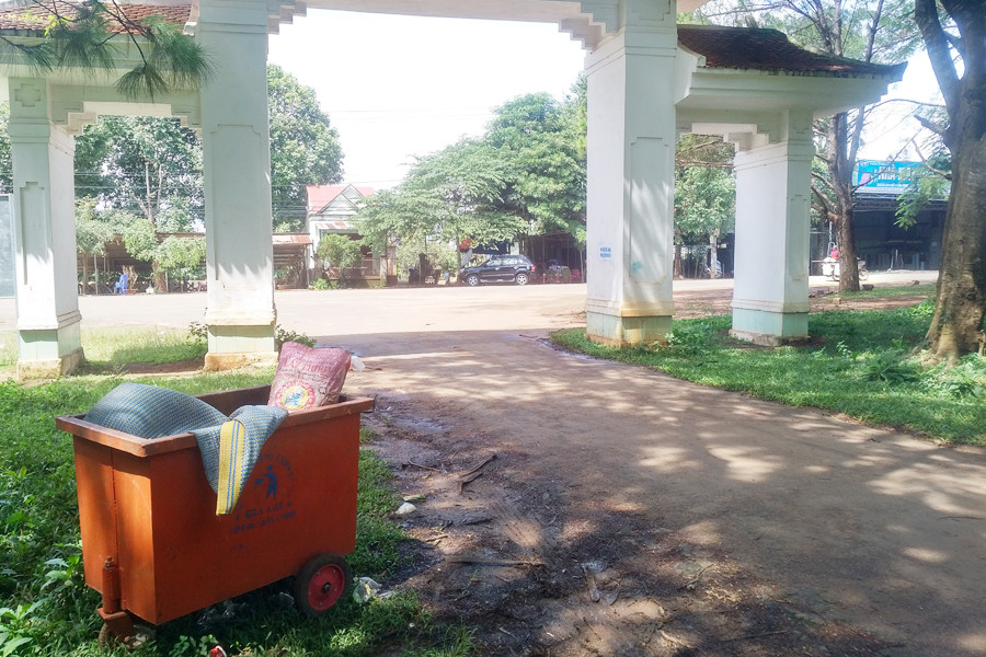 Xe rác ngập chất thải nằm ngay phía cổng vào Xe rác ngập chất thải nằm ngay phía cổng vào