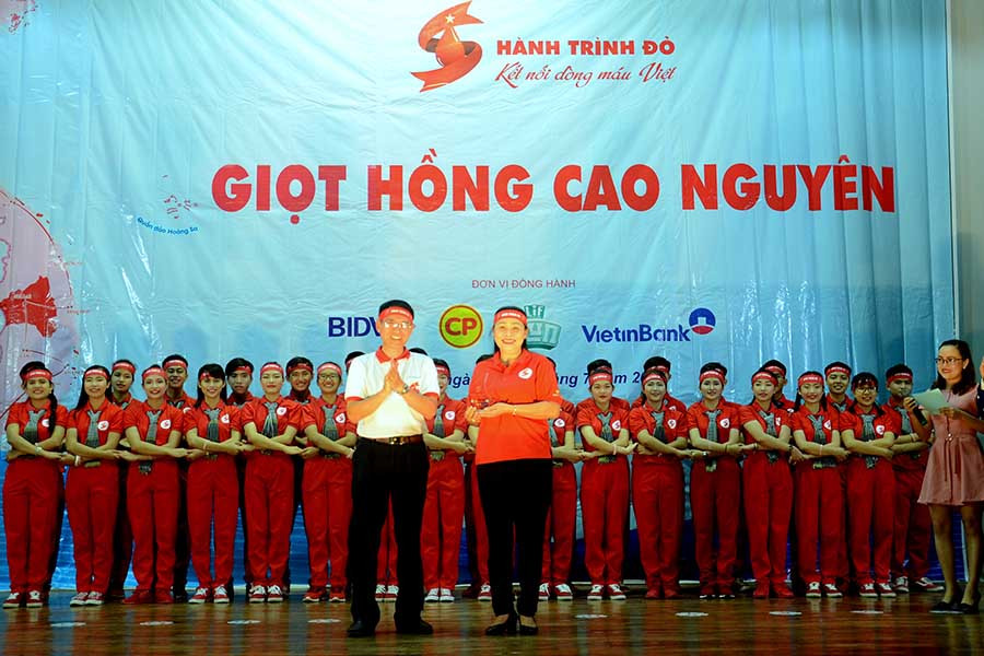 Đại diện Ban tổ chức Hành trình Đỏ 2017 tặng biểu trưng cho tỉnh Gia Lai. Ảnh: P.L Đại diện Ban tổ chức Hành trình Đỏ 2017 tặ_ng biểu trưng cho tỉnh Gia Lai. Ảnh: P.L