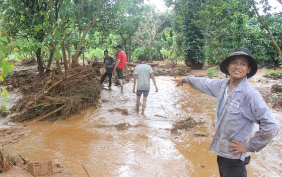 Vụ việc xảy ra bất ngờ, nhiều người dân trở tay không kịp.