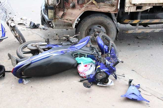 Trong số người bị thương, có đôi nam nữ bị hất văng lên vỉa hè nằm bất động