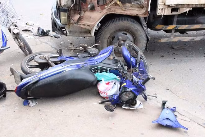 Trong số người bị thương, có đôi nam nữ bị hất văng lên vỉa hè nằm bất động