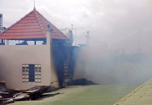 Khói bao trùm căn nhà, nhiều mảng tường cháy đen.