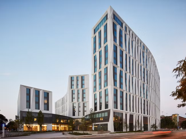 Tòa chung cư thuộc Đại học Chicago (Mỹ) tạo ảo giác với những đường cong quanh co đầy nghệ thuật. Nội thất hiện đại với những tông màu đơn giản tạo cảm giác sạch sẽ, rộng rãi.