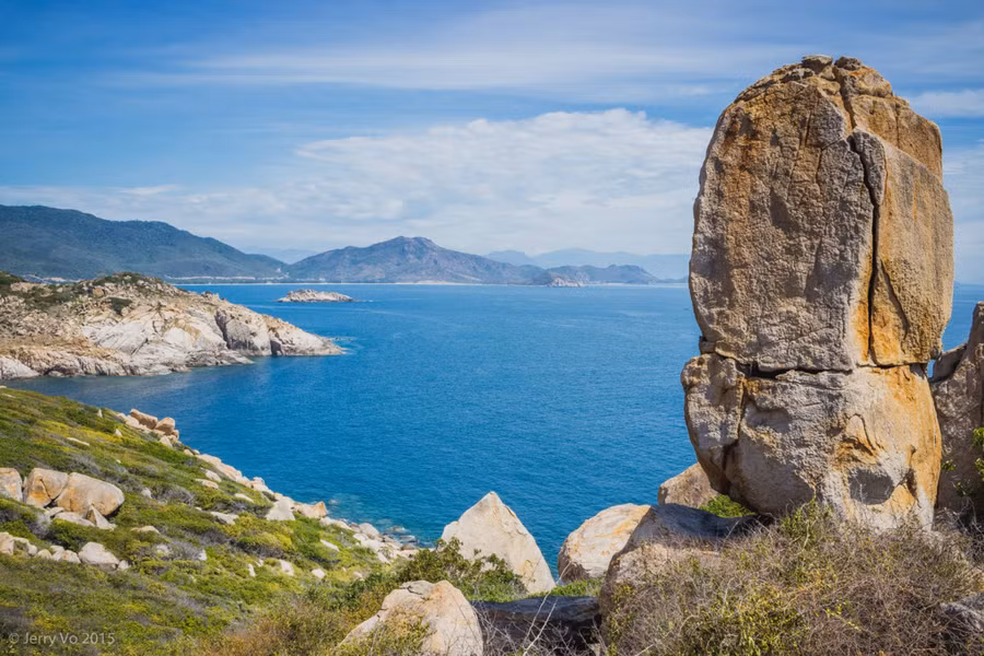  Nằm cạnh Bình Hưng là Bình Tiên, có bờ cát thoải và trắng mịn, rất thích hợp để bơi lội, thư giãn, ngâm mình dưới làn nước trong xanh. Buổi tối, bạn có thể mang theo lều để cắm trại ngay trên bờ biển, nằm ngắm sao trời hay tổ chức tiệc BBQ.