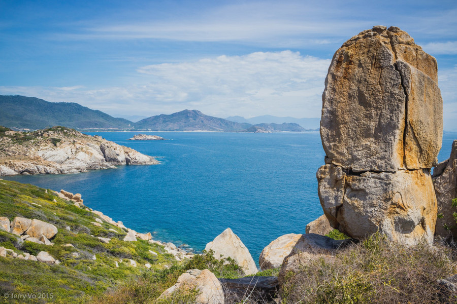 Nằm cạnh Bình Hưng là Bình Tiên, có bờ cát thoải và trắng mịn, rất thích hợp để bơi lội, thư giãn, ngâm mình dưới làn nước trong xanh. Buổi tối, bạn có thể mang theo lều để cắm trại ngay trên bờ biển, nằm ngắm sao trời hay tổ chức tiệc BBQ. Nằm cạnh Bình Hưng là Bình Tiên, có bờ cát thoải và trắng mịn, rất thích hợp để bơi lội, thư giãn, ngâm mình dưới làn nước trong xanh. Buổi tối, bạn có thể mang theo lều để cắm trại ngay trên bờ biển, nằm ngắm sao trời hay tổ chức tiệc BBQ.